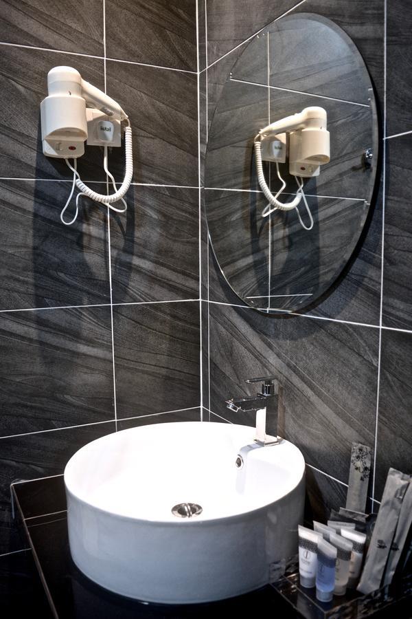 Iconic & Pods Hotel