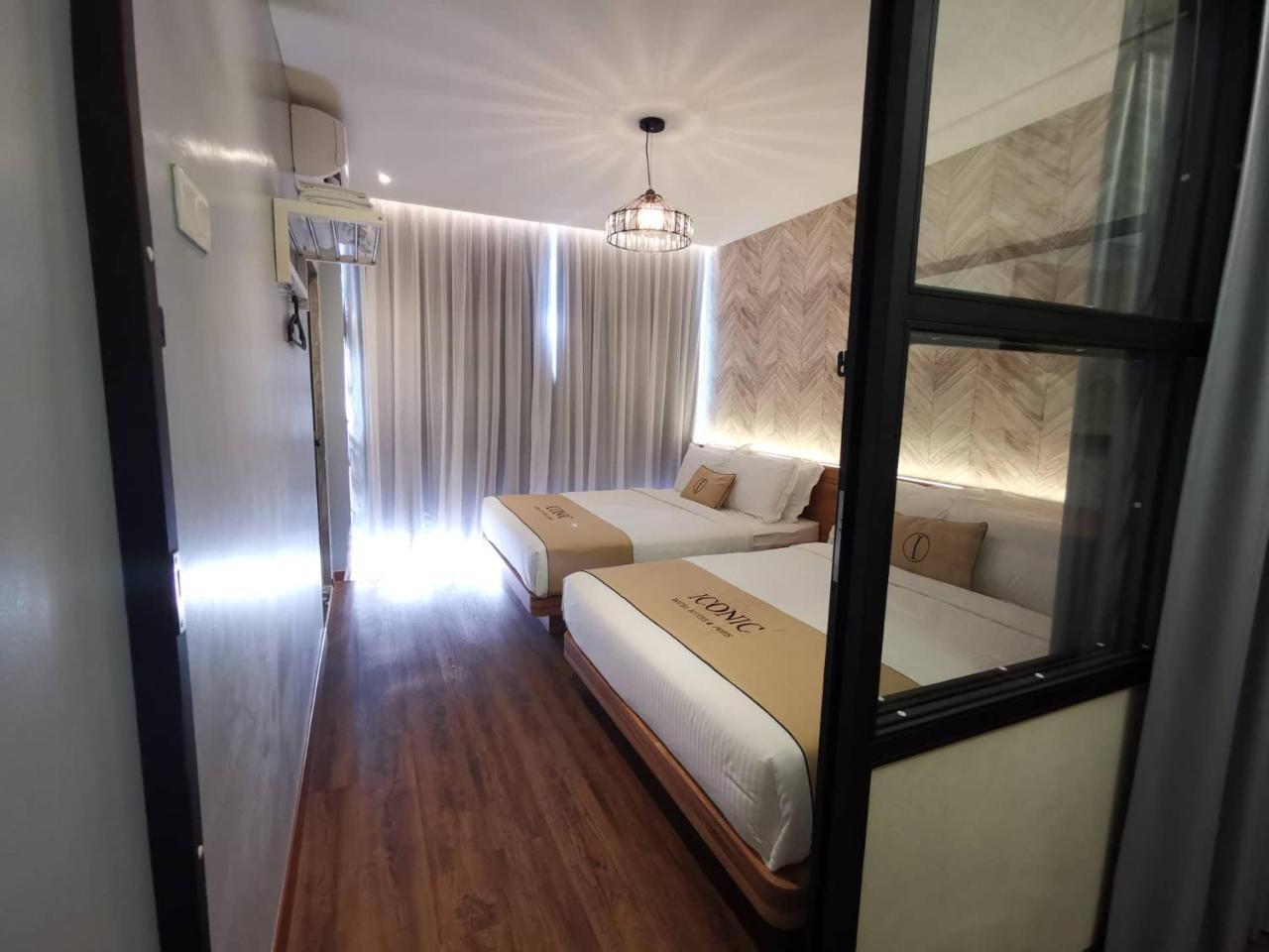 Iconic & Pods Hotel *