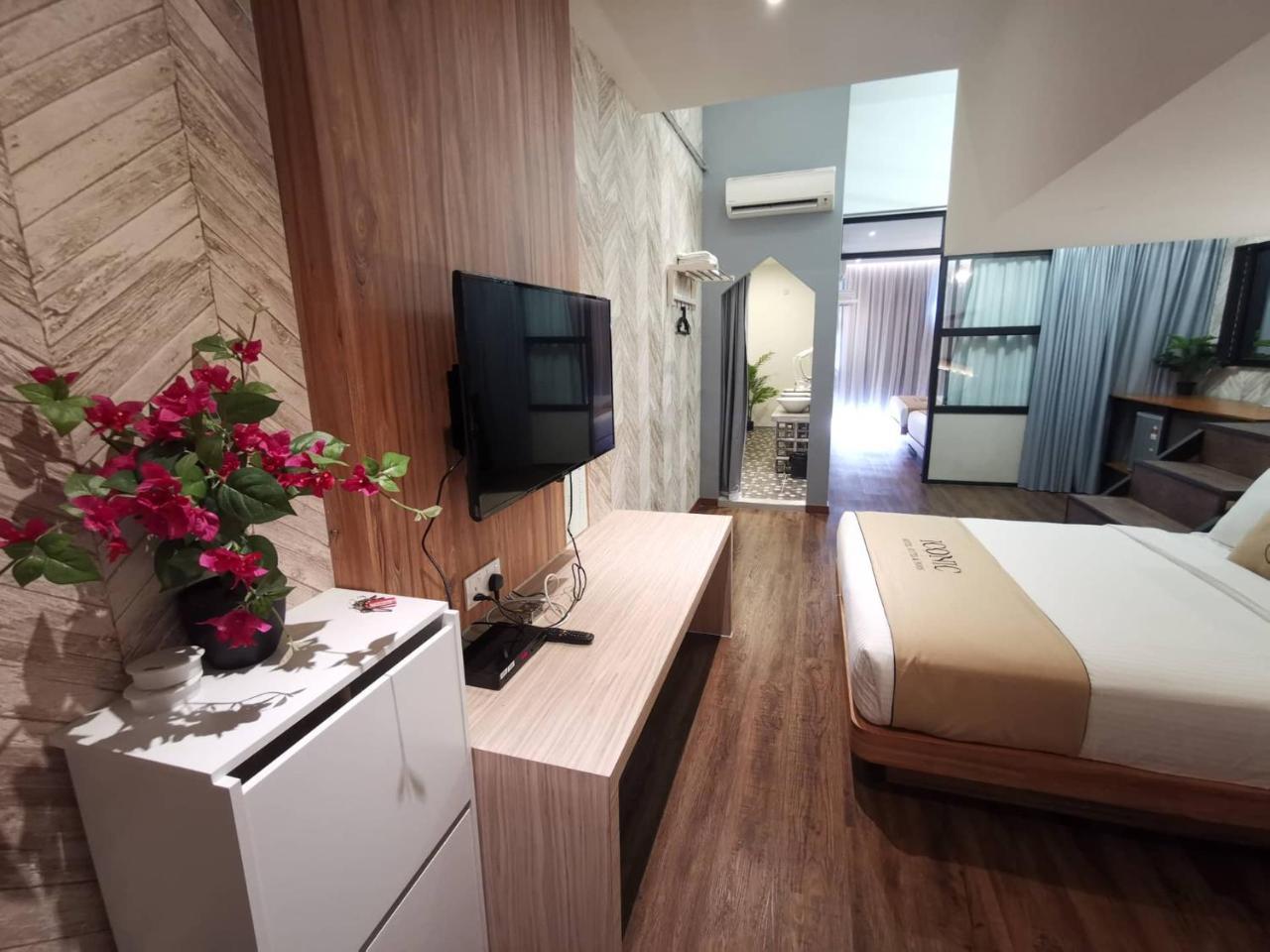 Iconic & Pods Hotel *