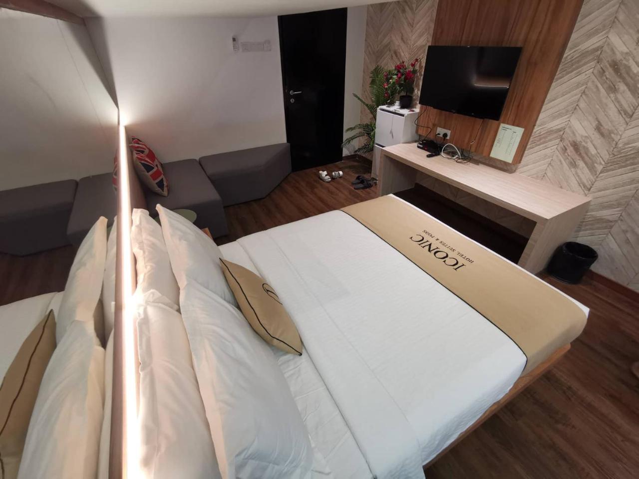 Hotel Iconic & Pods