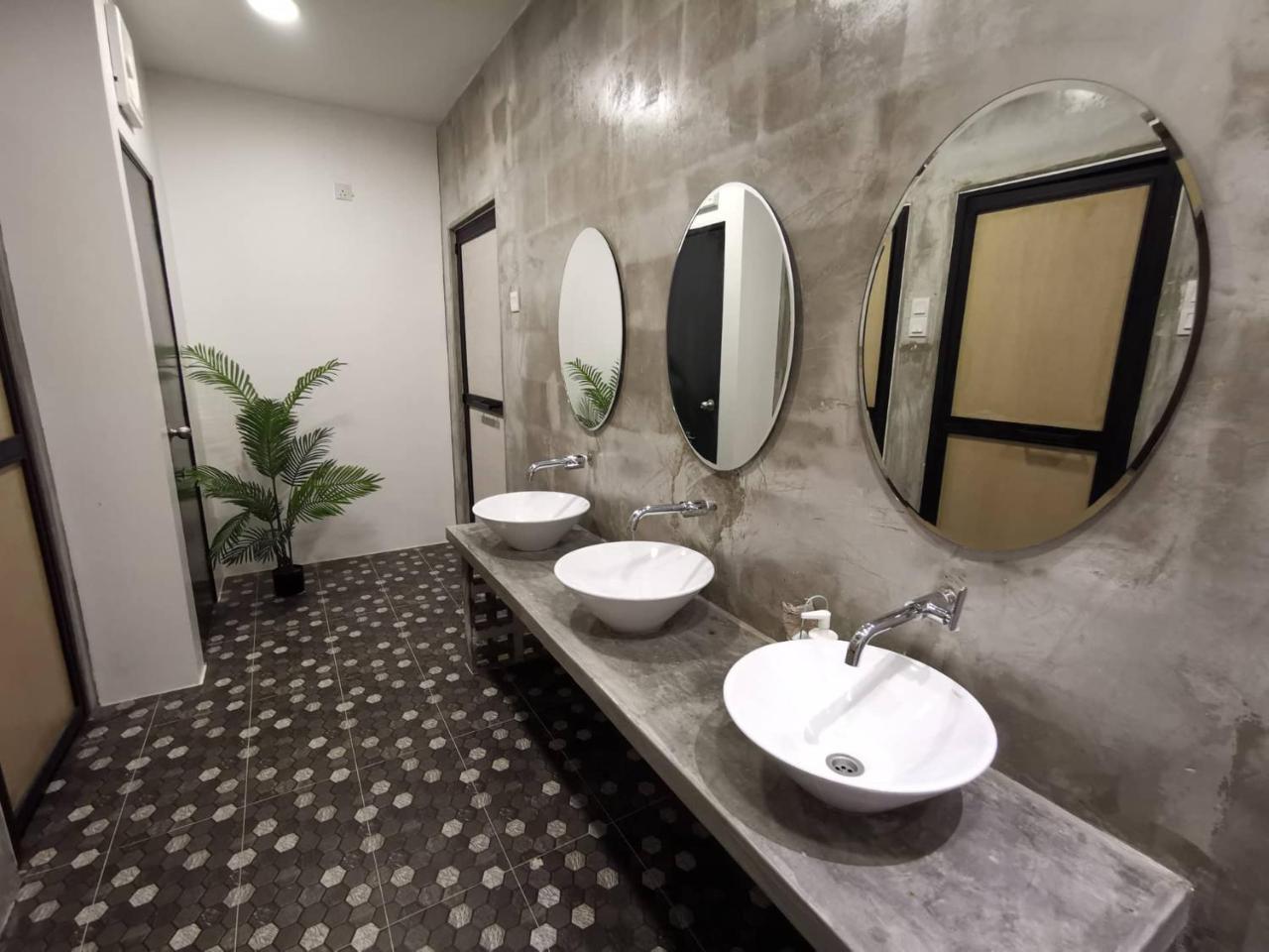 Iconic & Pods Hotel *